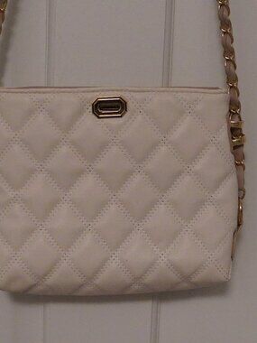 Chic cream quilted crossbody bag with gold-tone chain and faux leather woven str